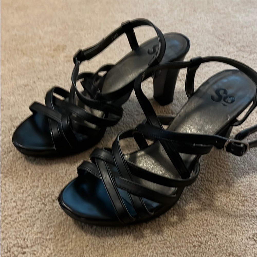 Stylish Black Strappy Heel